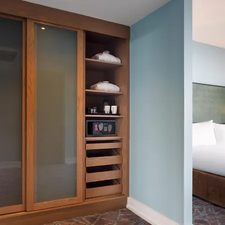 Hilton Kilmainham מלון 4*